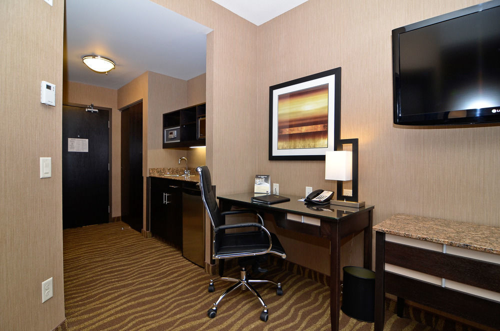 Best Western Premier Freeport Inn Calgary Airport Bagian luar foto